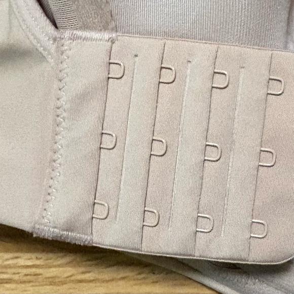 Seamless Nude Bra Body Up 36DDD - Picture 4 of 5